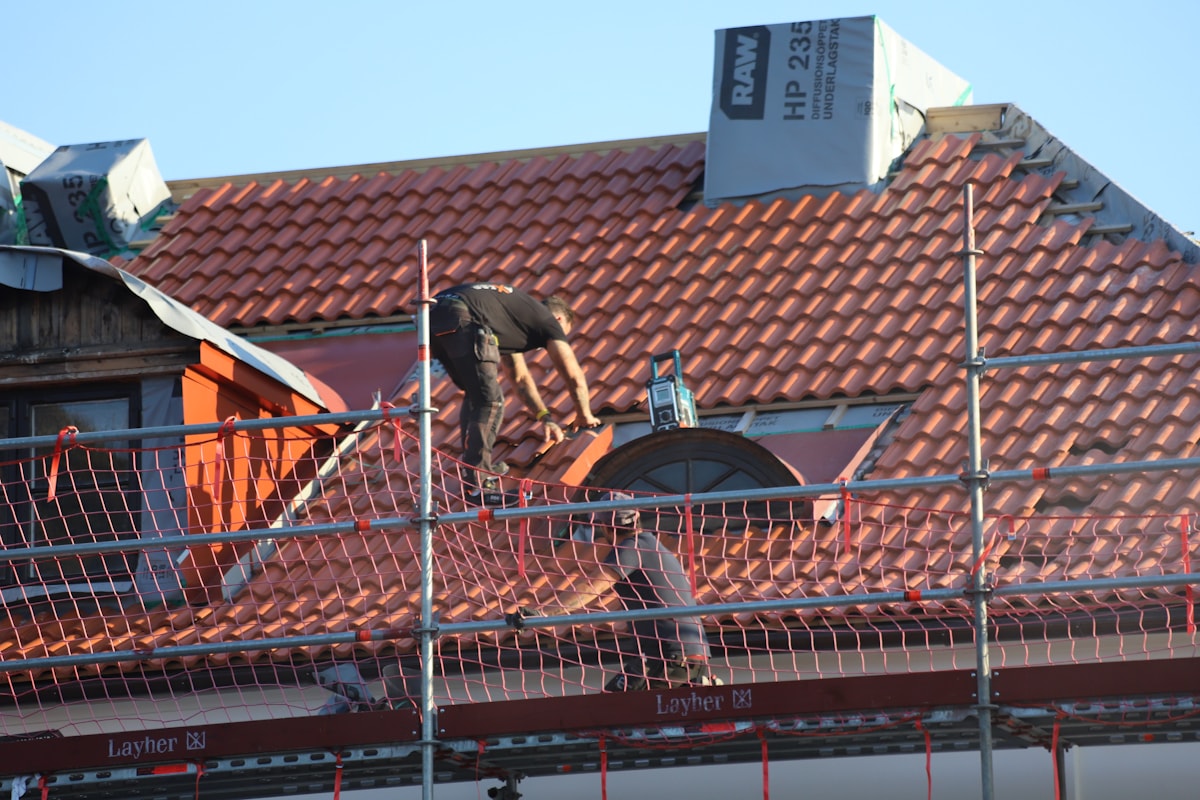 Travaux de toiture autour d’une ouverture