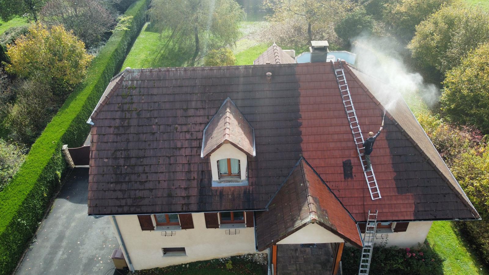 Nettoyage d’une toiture au jet par un couvreur